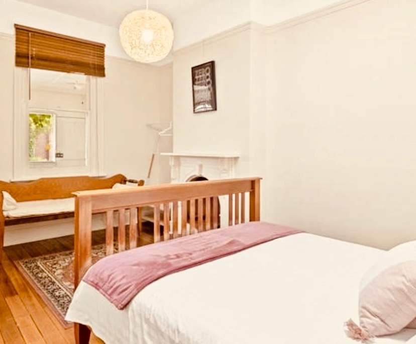 Furnished room in a flatshare