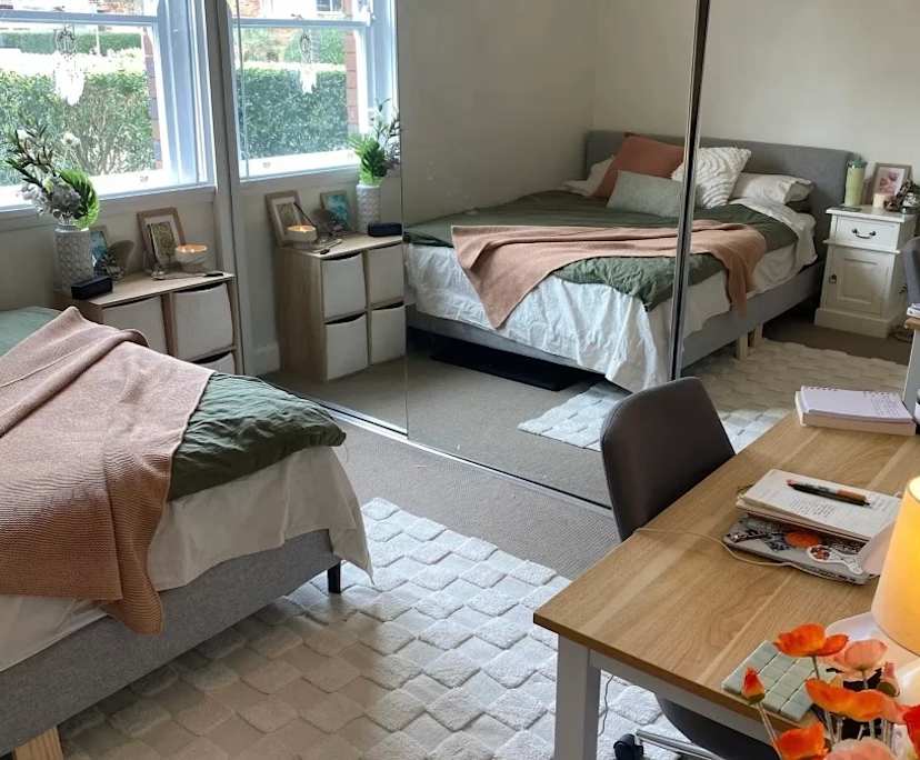 Furnished room in a flatshare