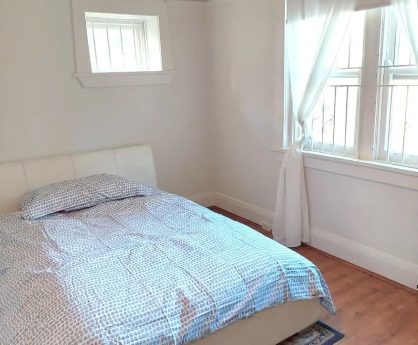 Furnished room in a flatshare