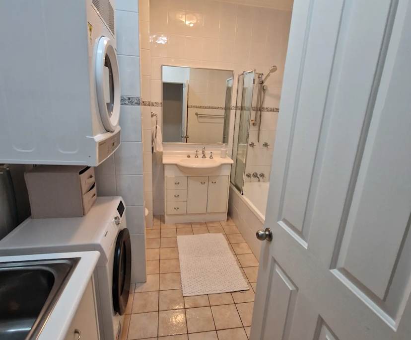 $350, Flatshare, 4 bathrooms, Runaway Bay QLD 4216