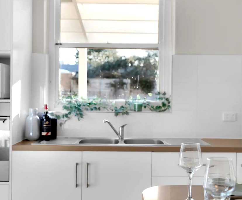 $1,580, Whole-property, 4 bathrooms, Caulfield South VIC 3162