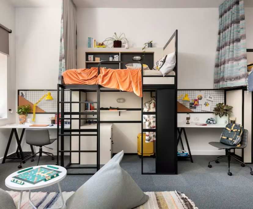 Furnished room in a flatshare