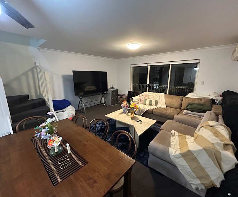 Furnished room with ensuite in a flatshare