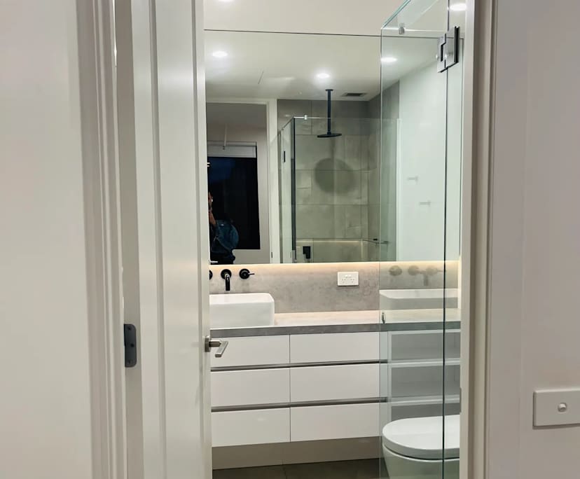 Furnished room with ensuite in a flatshare