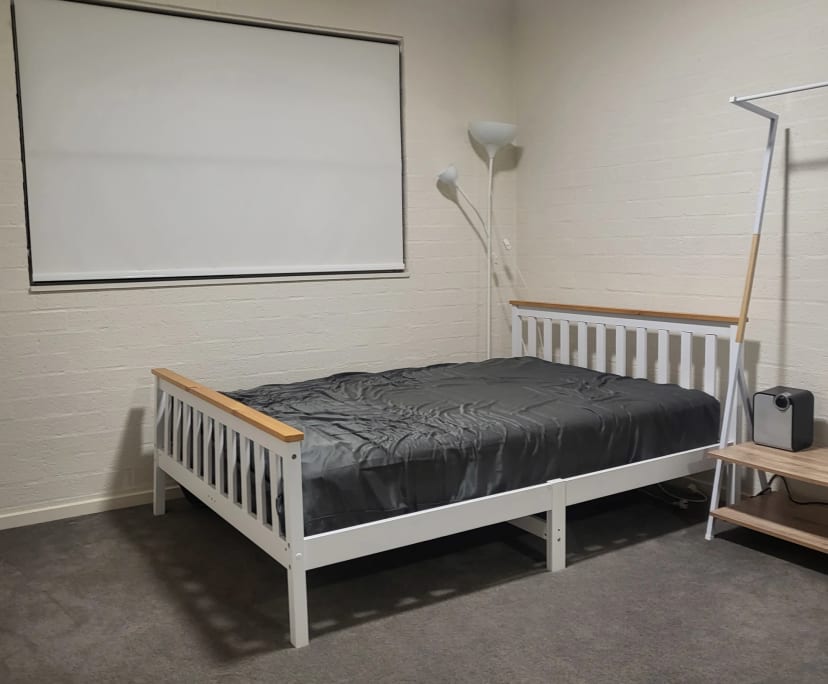 Furnished room in a flatshare