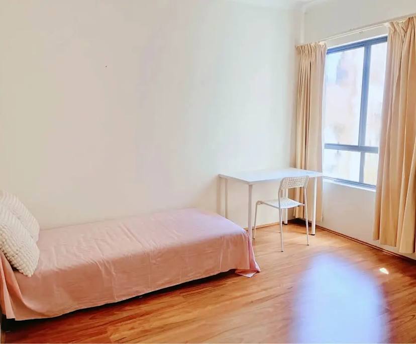 Furnished room in a flatshare