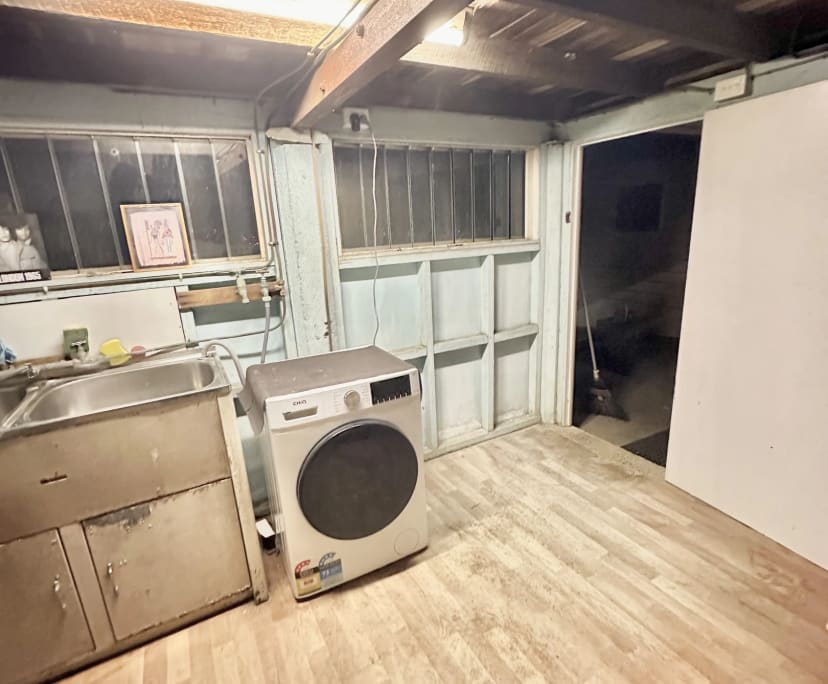 Room in a share house