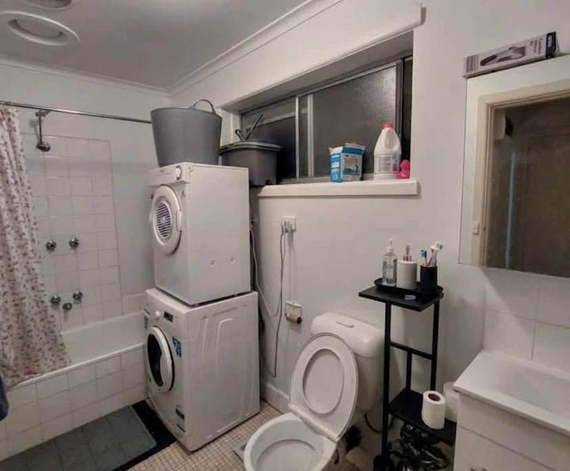Furnished room in a flatshare