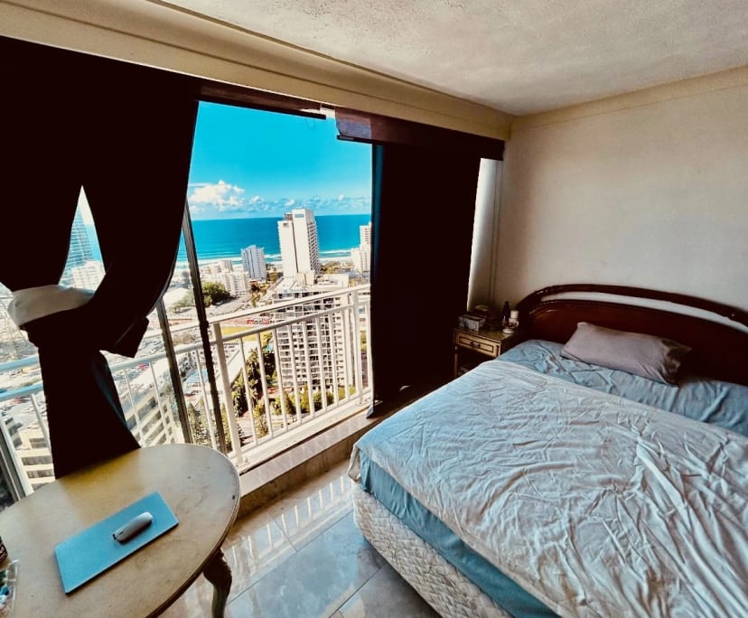 Furnished room with ensuite in a flatshare