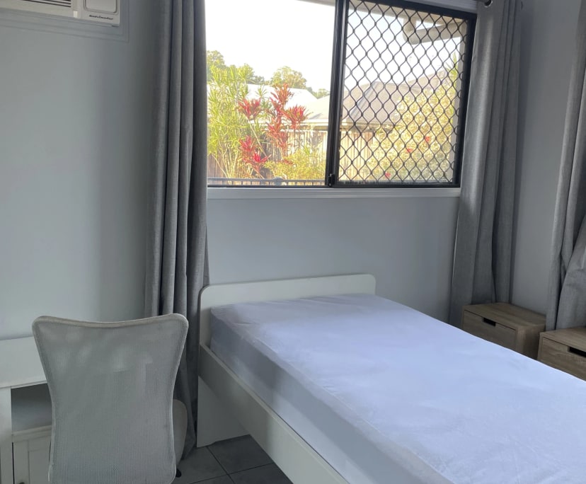 $240, Share-house, 5 bathrooms, White Rock QLD 4868