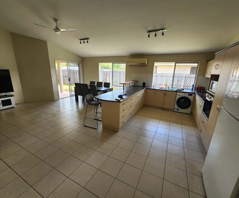 $280, Share-house, 4 bathrooms, Glenella QLD 4740