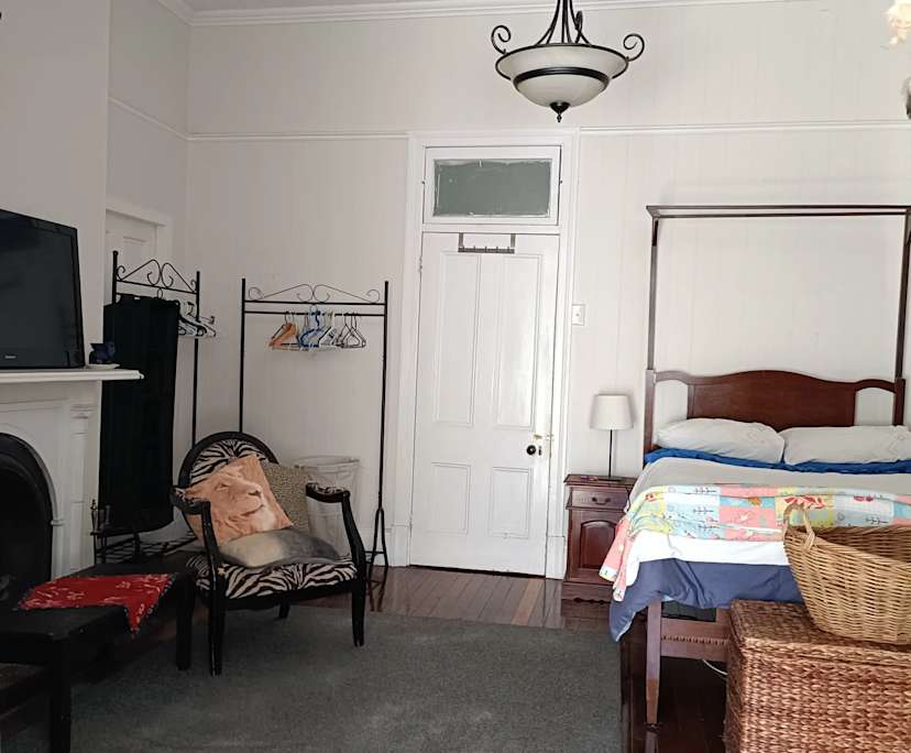 $305, Homestay, 5 bathrooms, Yeerongpilly QLD 4105