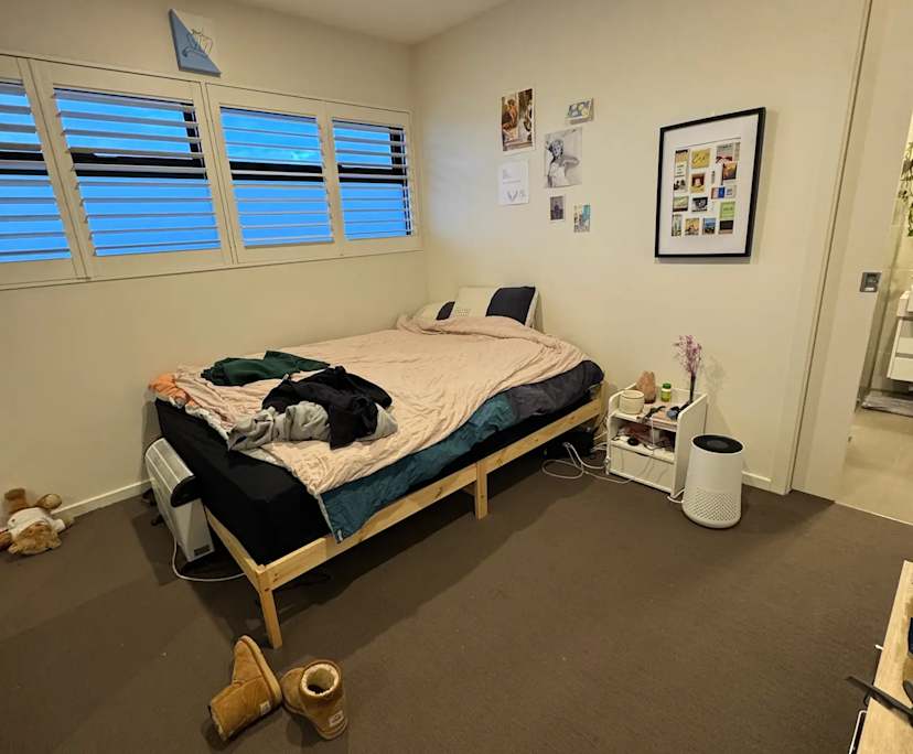 Furnished room with ensuite in a flatshare
