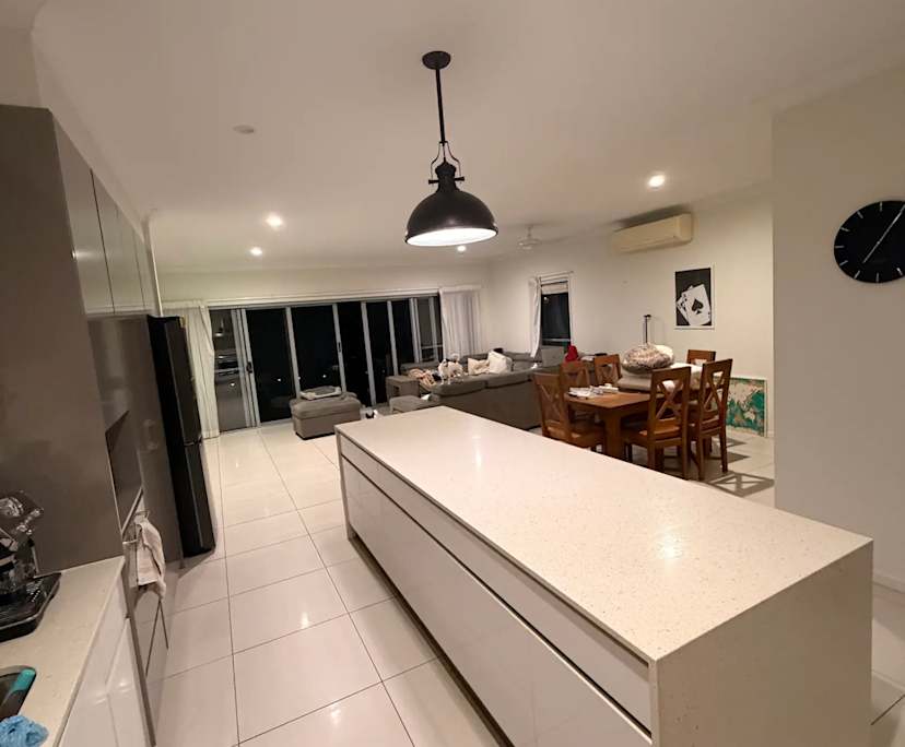 $380, Share-house, 4 bathrooms, Surfers Paradise QLD 4217