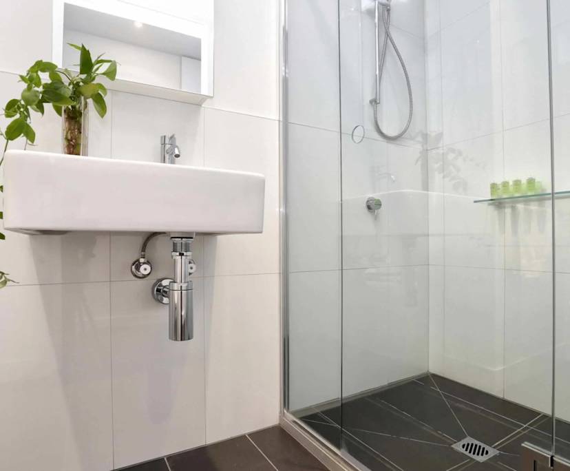 $725, 1-bed, 1 bathroom, Melbourne VIC 3000