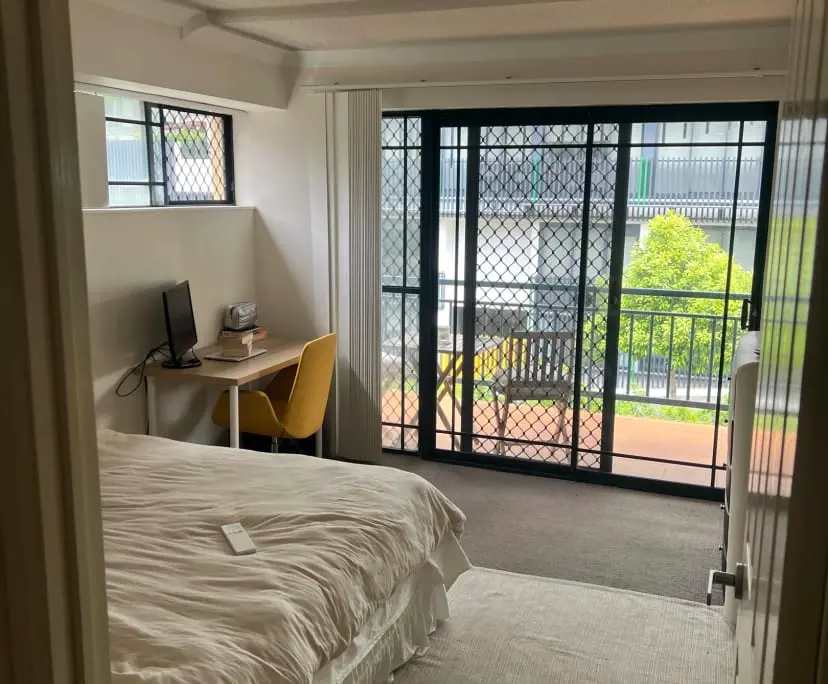Furnished room in a flatshare