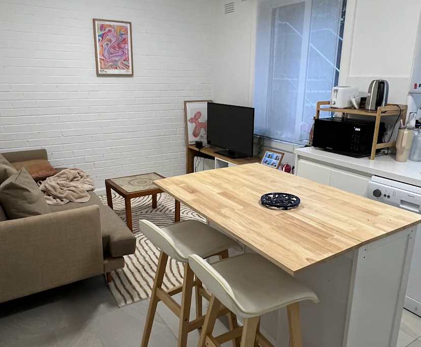 Furnished room in a flatshare