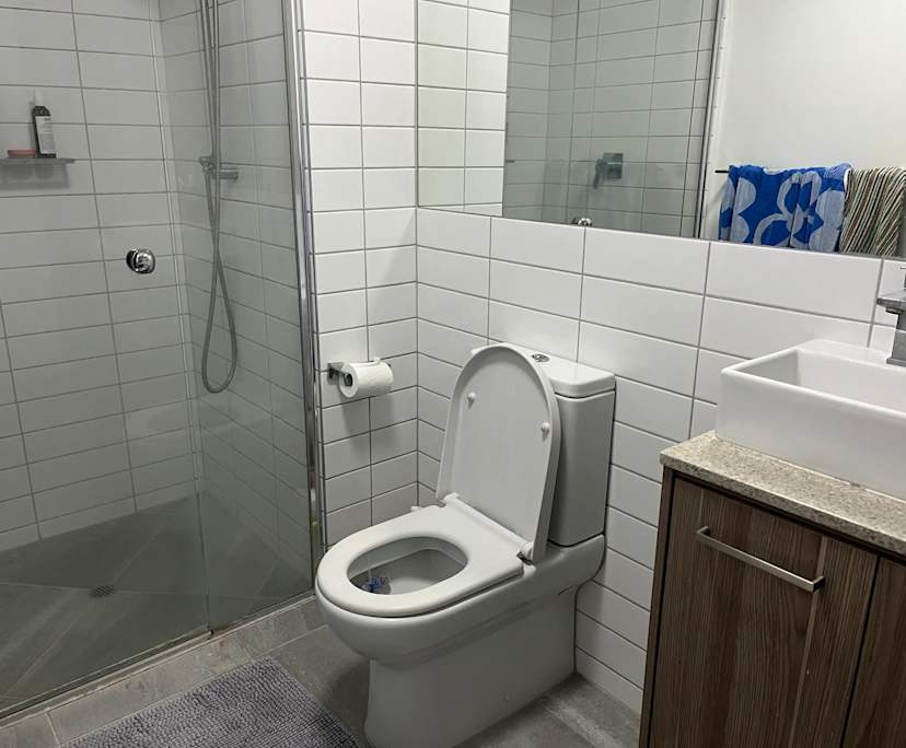 $330, Flatshare, 2 bathrooms, Milton QLD 4064