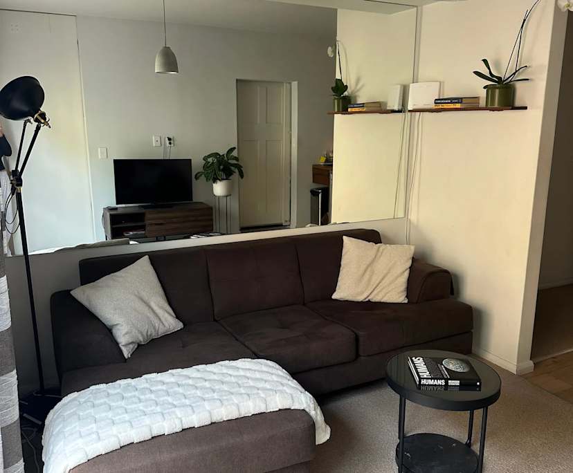 Furnished room in a flatshare