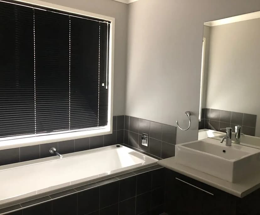 $250, Share-house, 3 bathrooms, Tarneit VIC 3029