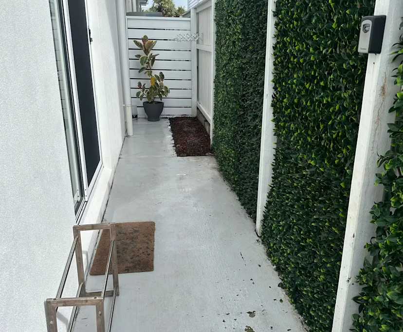 $750, Studio, 1 bathroom, Miami QLD 4220