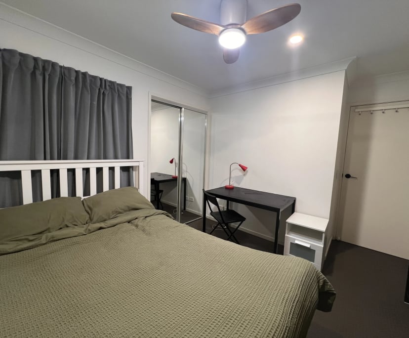 $400, Flatshare, 2 bathrooms, Holland Park QLD 4121