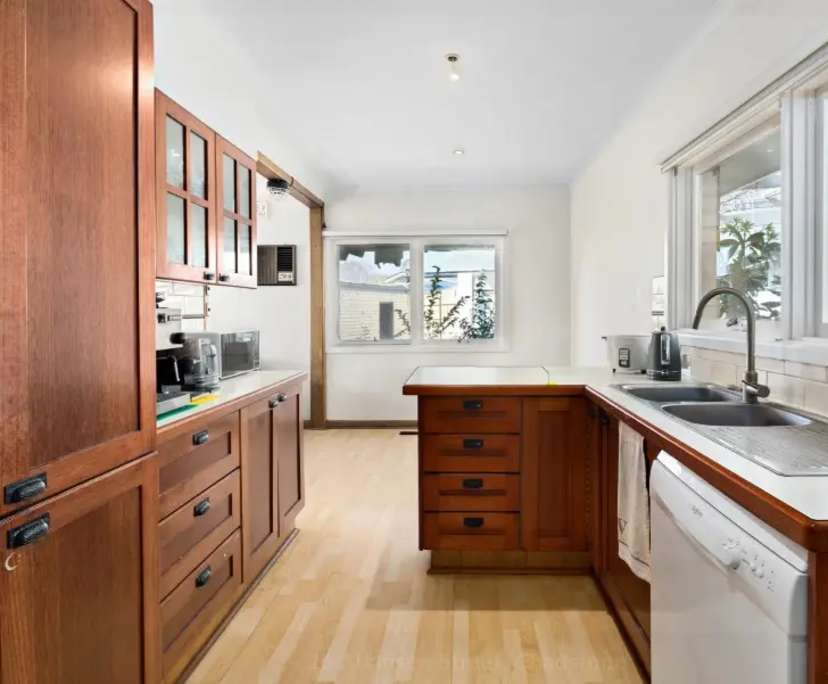 $210, Whole-property, 2 bathrooms, Chadstone VIC 3148