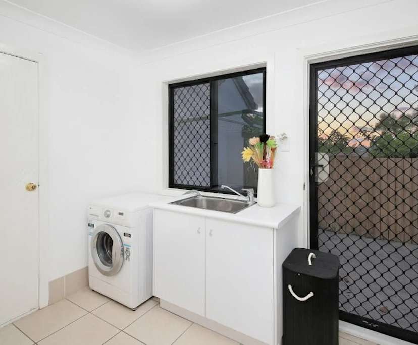 $300, Share-house, 6 bathrooms, Stretton QLD 4116