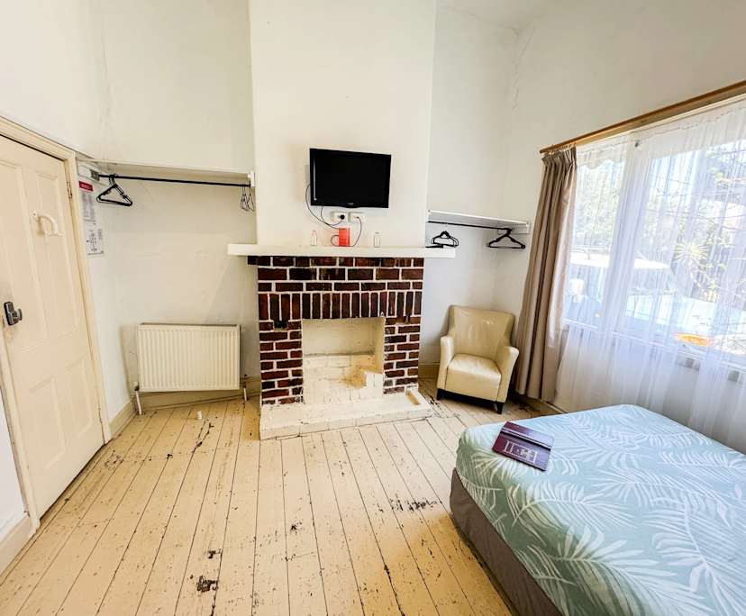 $350, Share-house, 6 bathrooms, Elwood VIC 3184