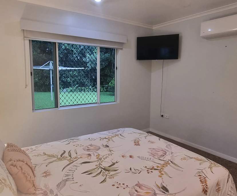 $350, Share-house, 4 bathrooms, Mooroobool QLD 4870