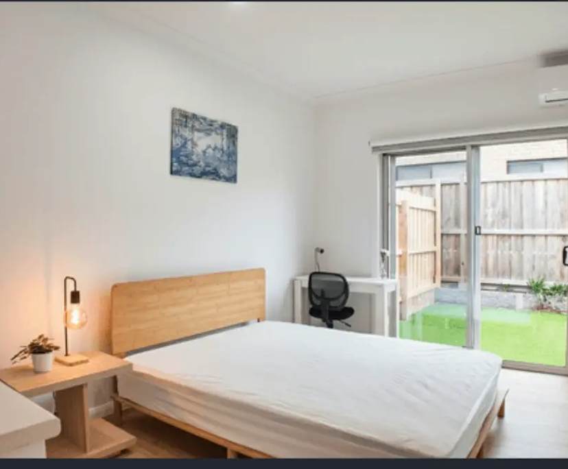 Furnished room with ensuite in a flatshare