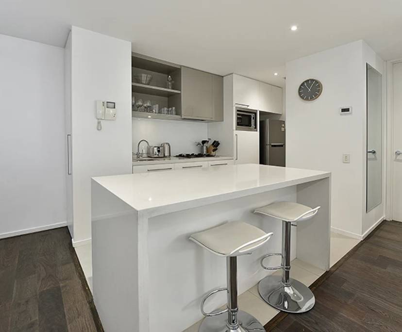 $725, 1-bed, 1 bathroom, Melbourne VIC 3004