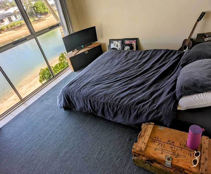 Furnished room with ensuite in a flatshare