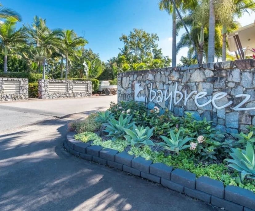 $350, Flatshare, 3 bathrooms, Cannonvale QLD 4802