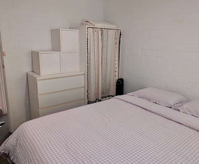 Furnished room in a flatshare