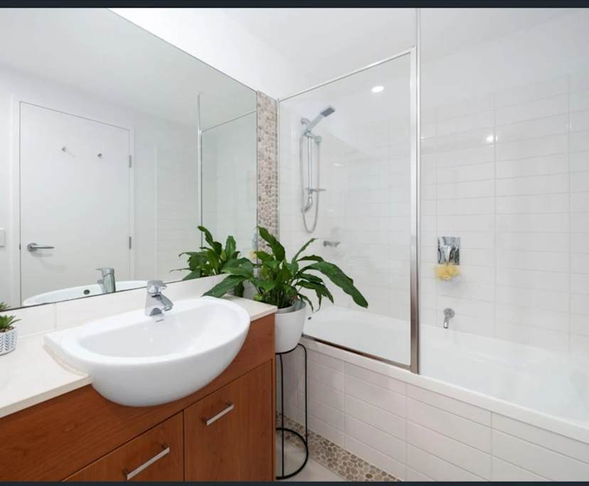 $385, Flatshare, 2 bathrooms, Labrador QLD 4215