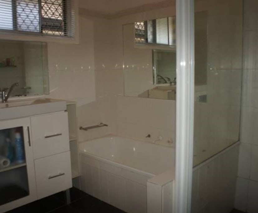 $330, Share-house, 4 bathrooms, Labrador QLD 4215