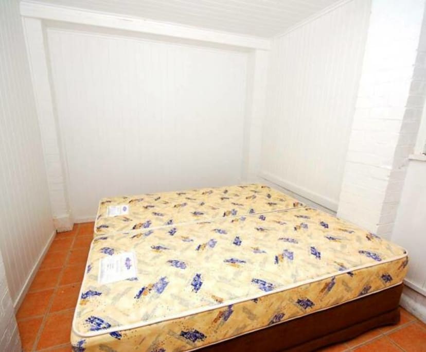 $230, Student-accommodation, 1 bathroom, East Brisbane QLD 4169