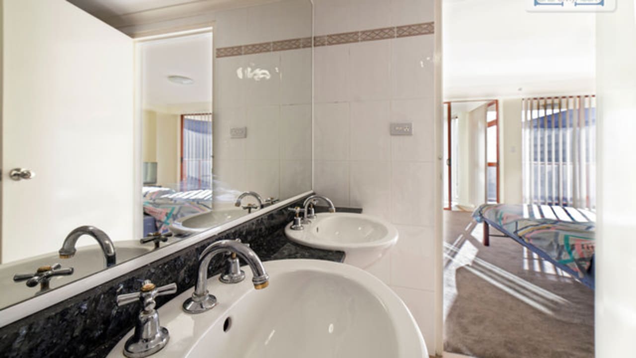 Furnished room with ensuite in a flatshare