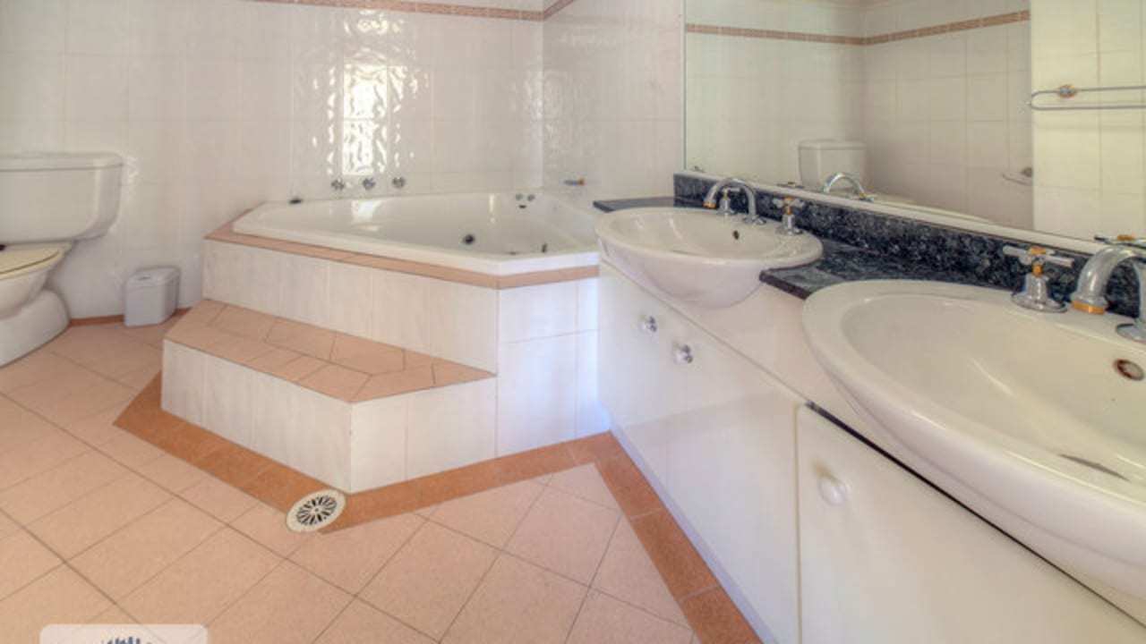 Furnished room with ensuite in a flatshare