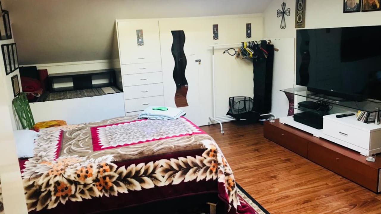 Furnished room in a share house