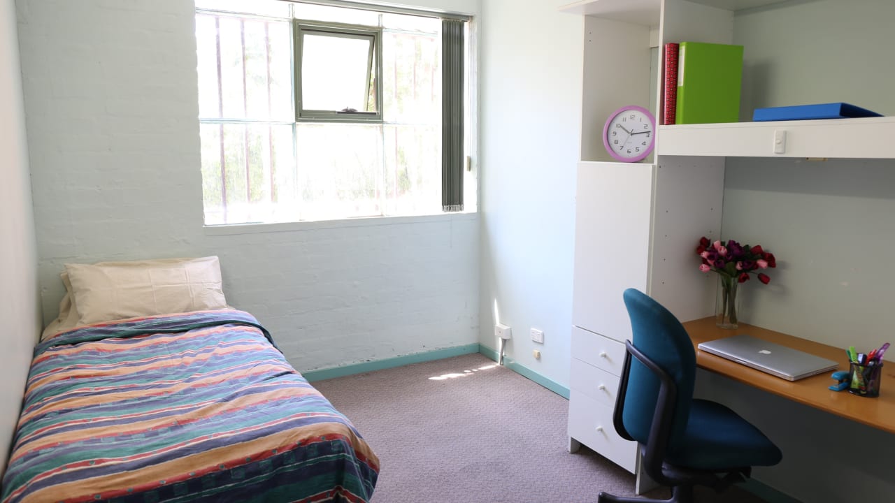 Furnished room in a flatshare