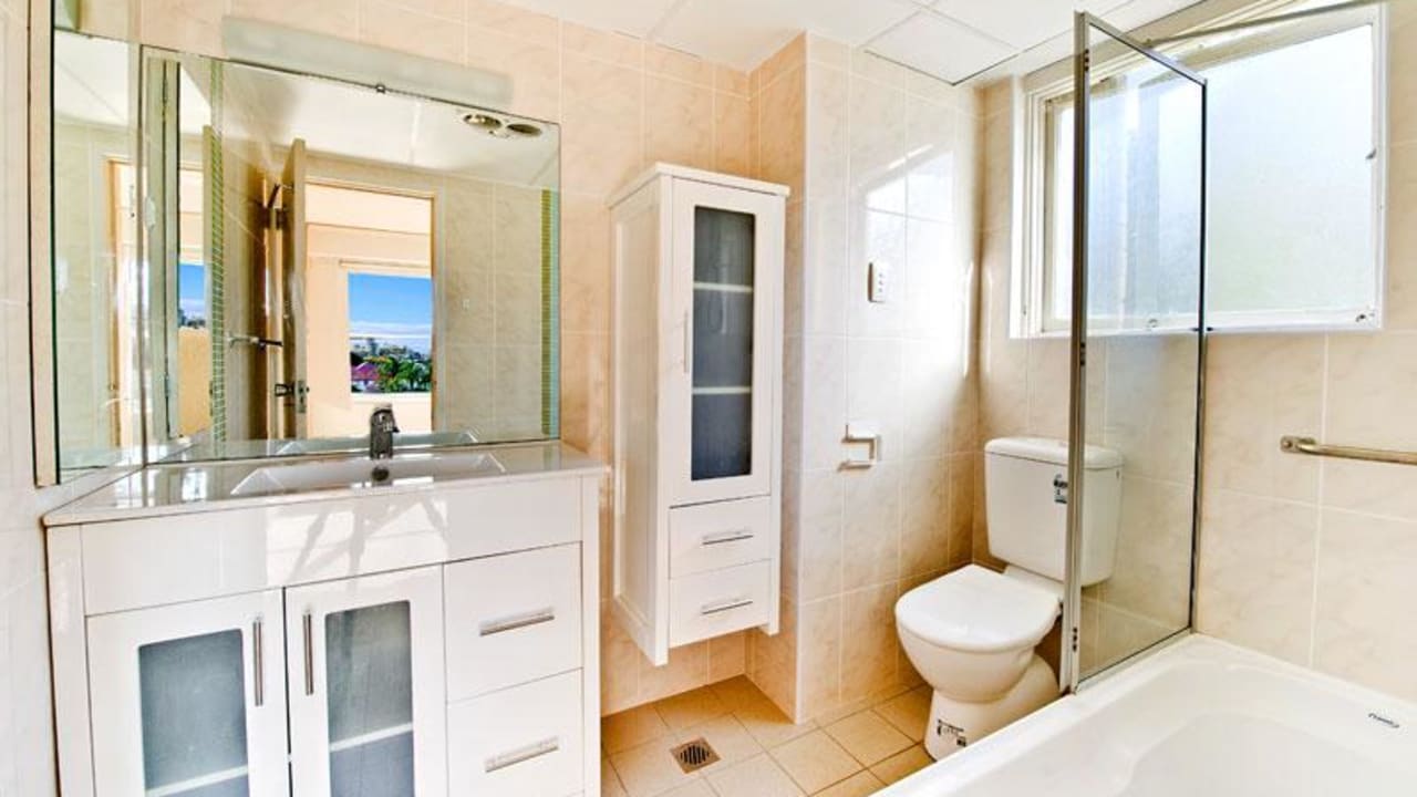 Whole property with 1 room for rent