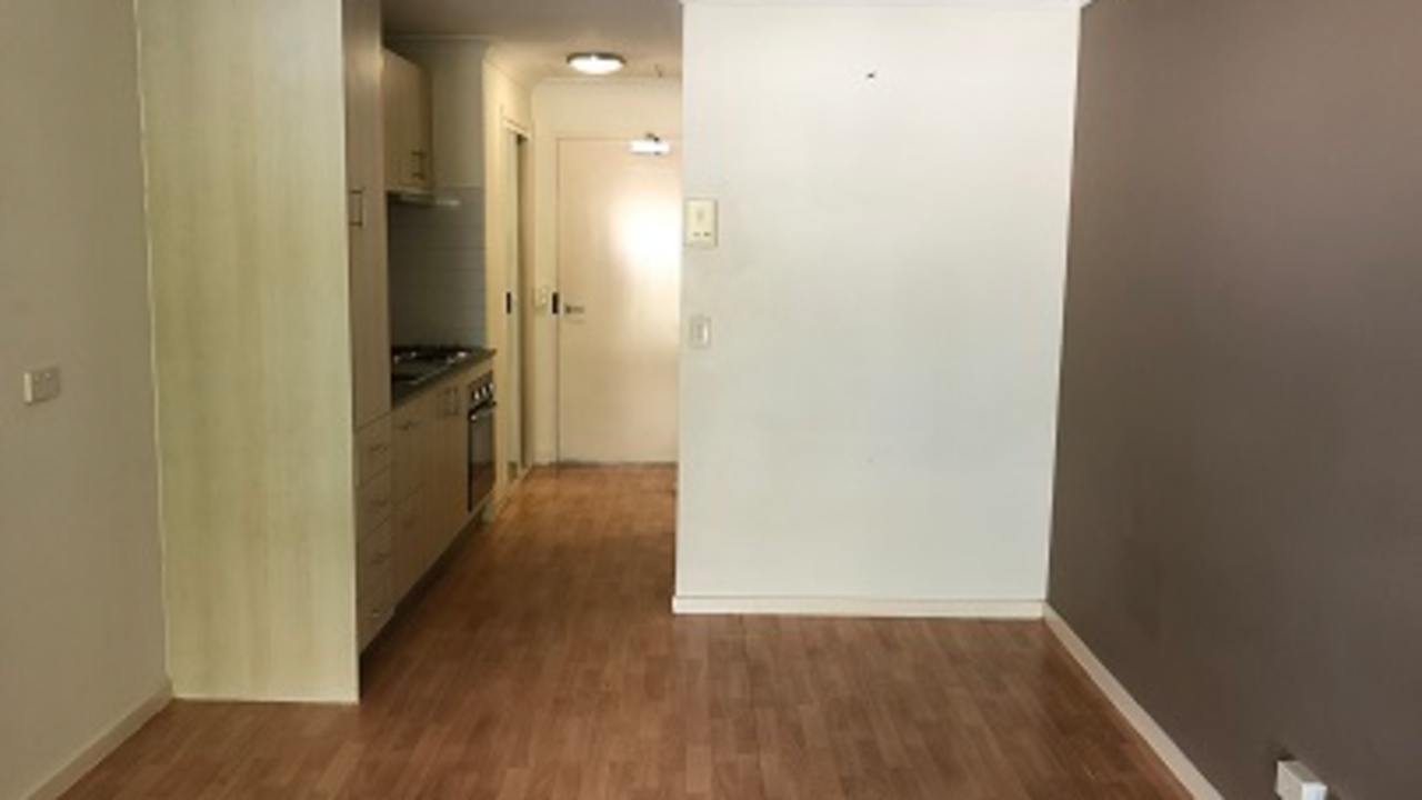 Unfurnished room studio flat for rent