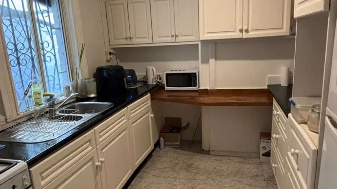 Furnished room in a share house