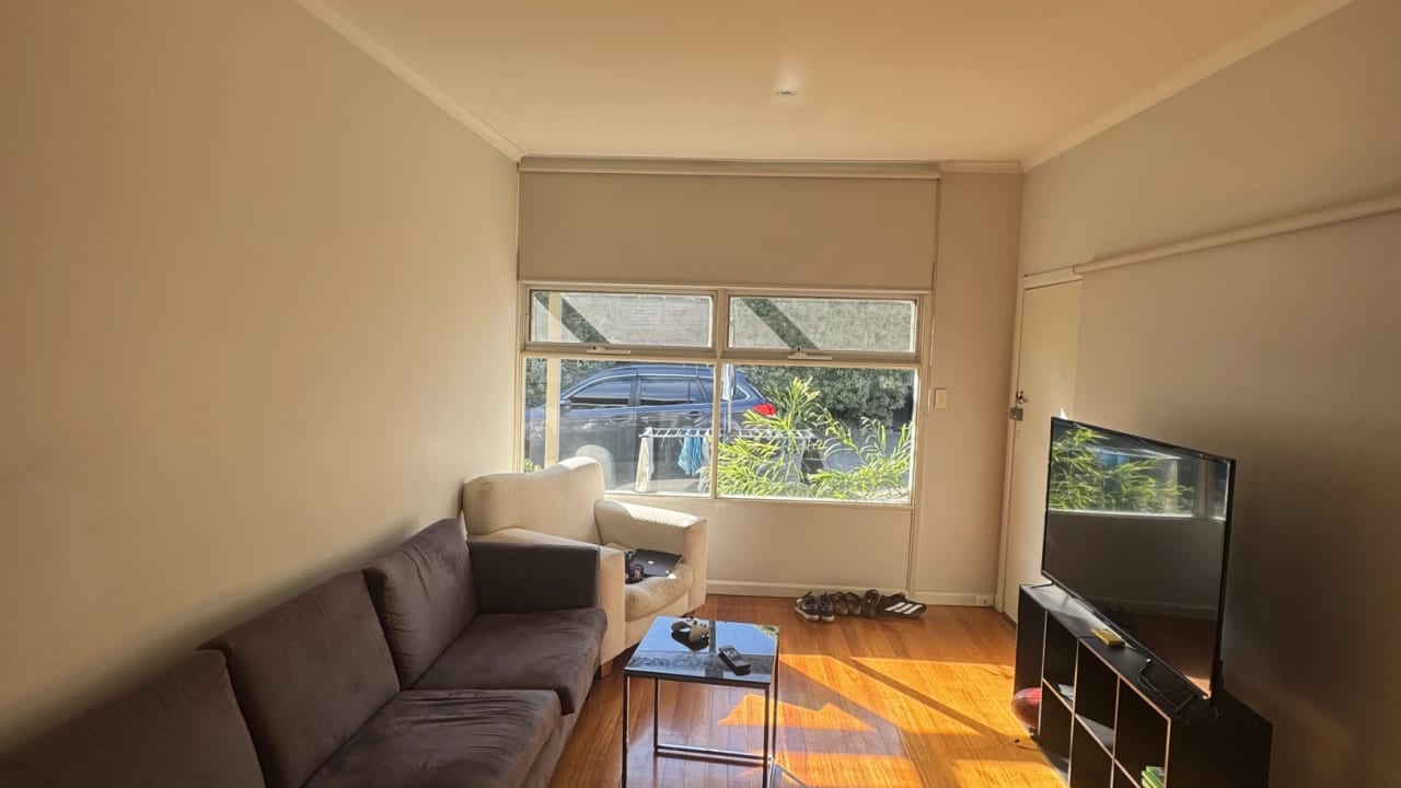 Unfurnished room in a flatshare
