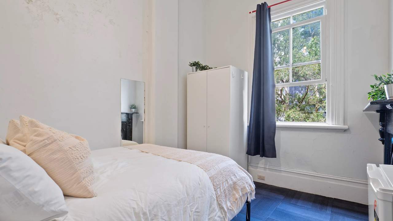 Furnished room in a flatshare
