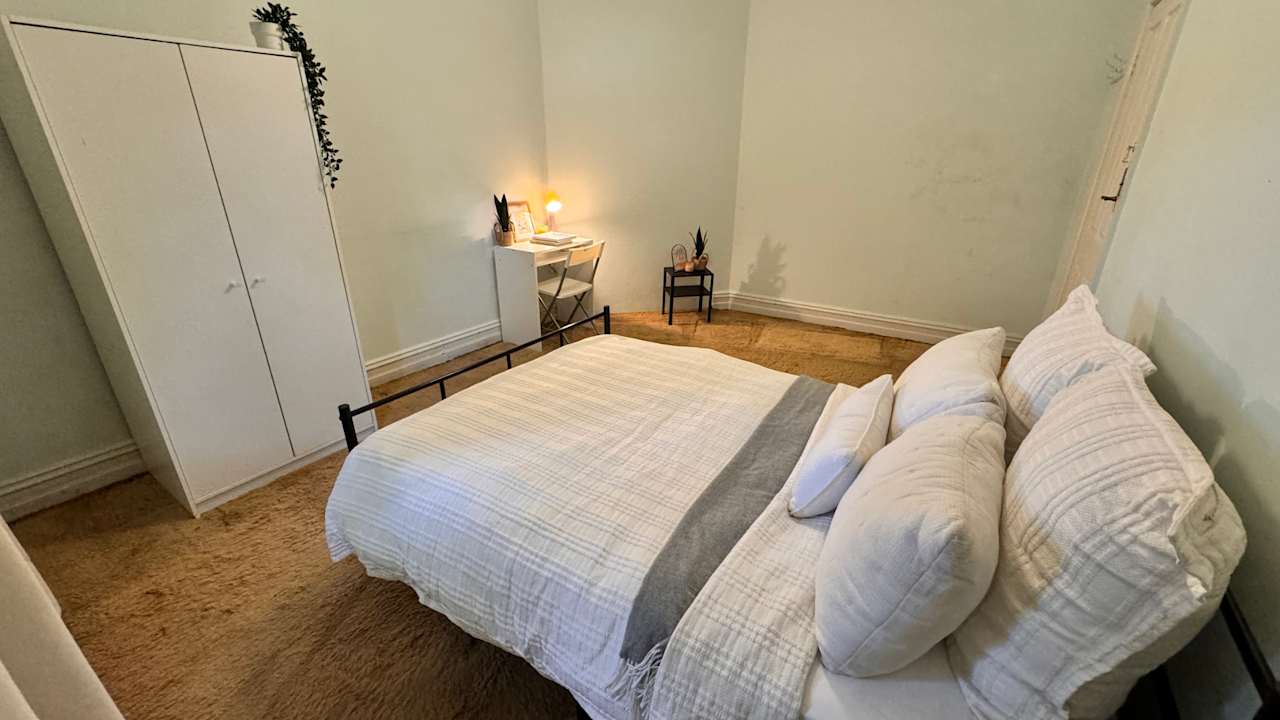 Furnished room in a flatshare