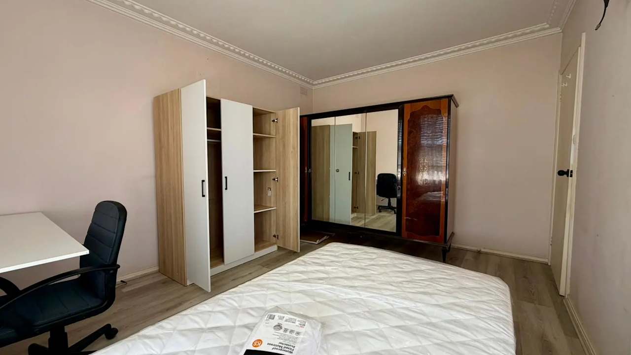 Furnished room in a share house