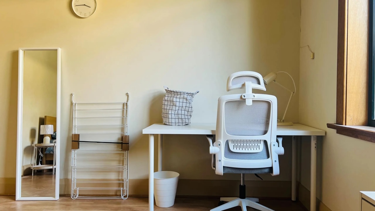 Furnished room in a share house